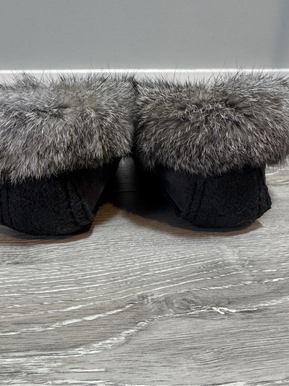 Manitobah Mukluks Traveller Suede Fur Moccasins Charcoal Crepe Sole Size 7 - Picture 6 of 13